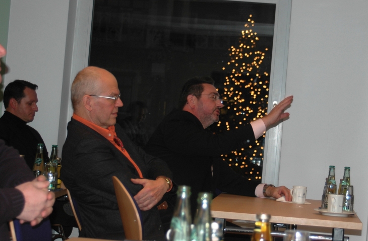 klarmann-winkt Karl Klarmann (Ex-Chef von Netscape) erregt sich!