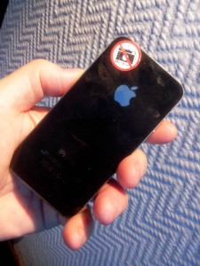 Zugeklebter iPhone Blind auf einem Auge